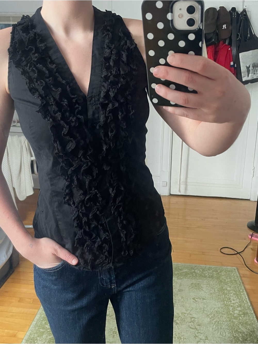 Black Ruffled V-Neck Sleeveless Parasuco top